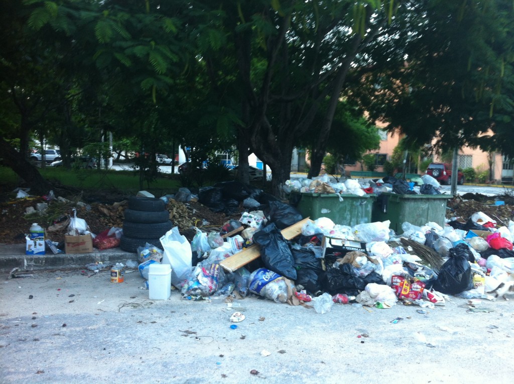 foto de basura en las calles de cancun